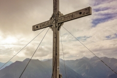 Gipfelkreuz Spateck kurz vor Nebeleinbruch